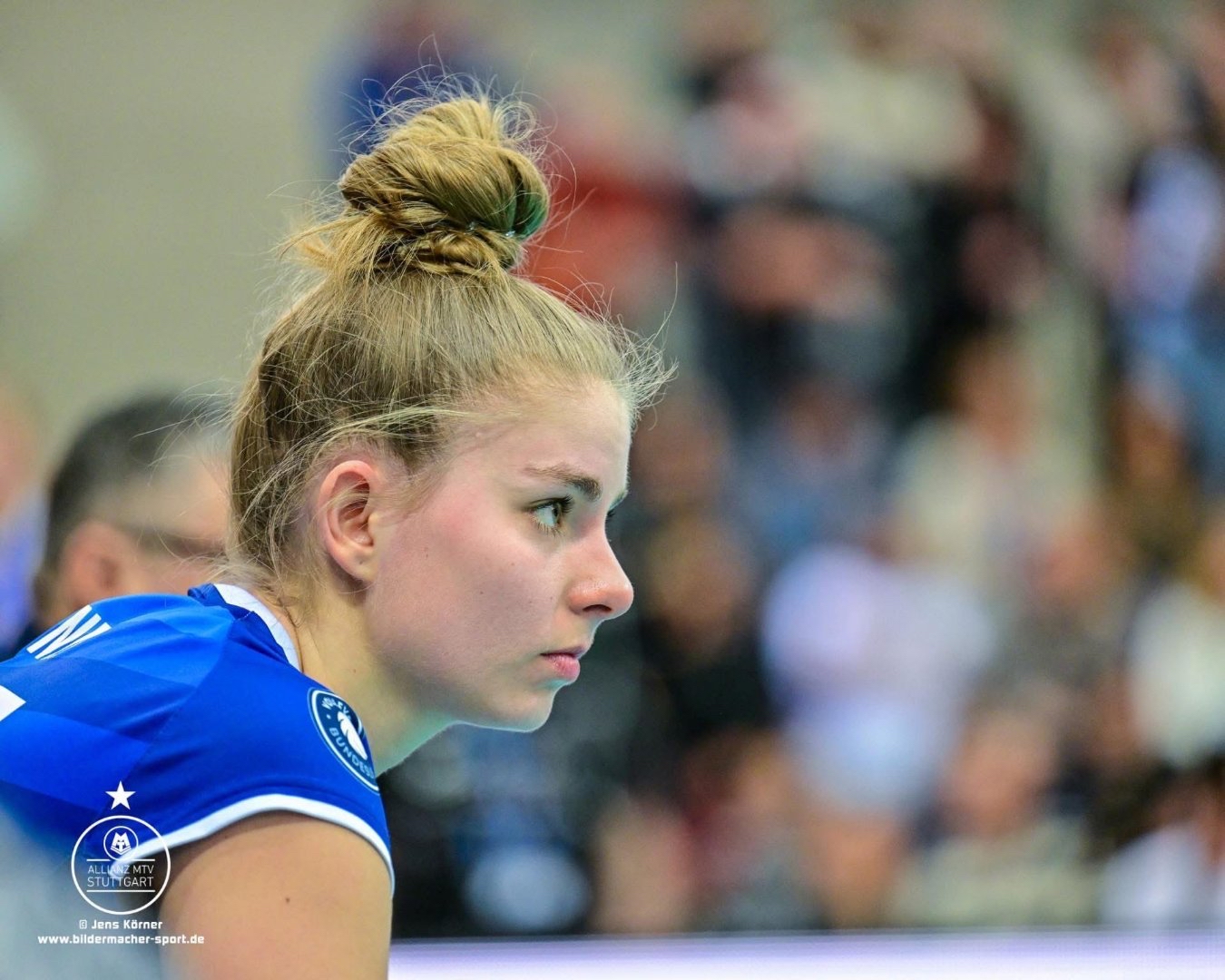 斯图加特训练开放日，今晨造点机会引欢呼，欧联在即，身体对抗强度拉满的简单介绍