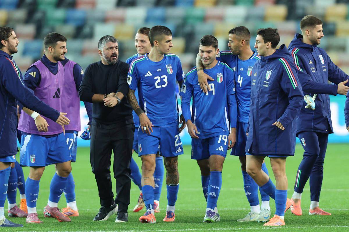 斯图加特训练开放日，今晨造点机会引欢呼，欧联在即，身体对抗强度拉满的简单介绍