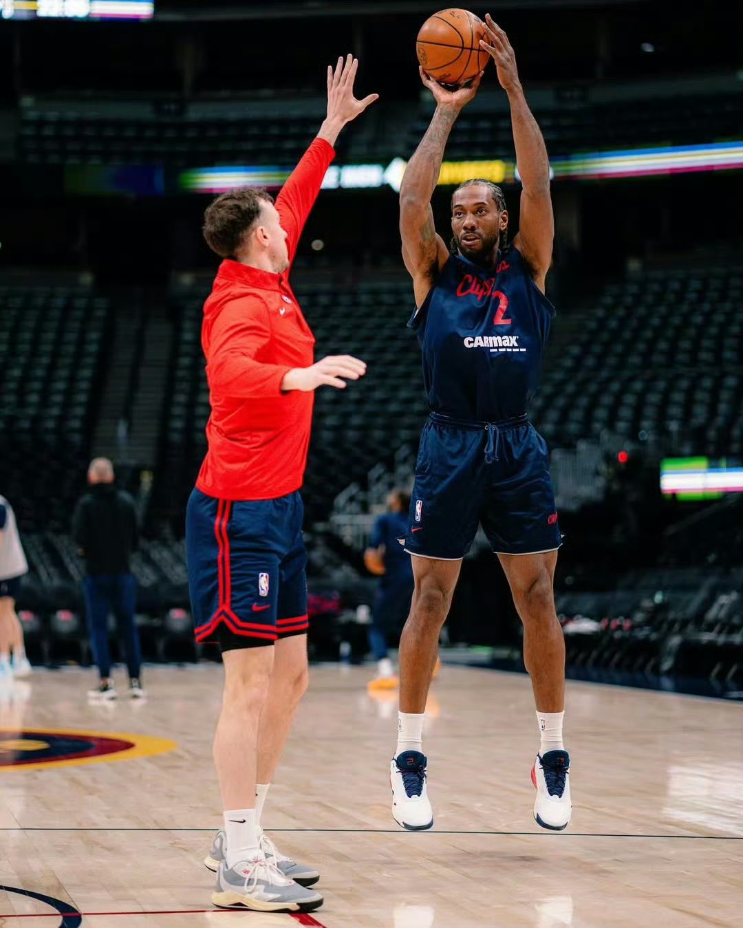 赛前体能课后，洛杉矶快船手感冰凉备战德国杯，态度坚定，轮换策略成焦点(宇航员登月后为什么不敢看地球)