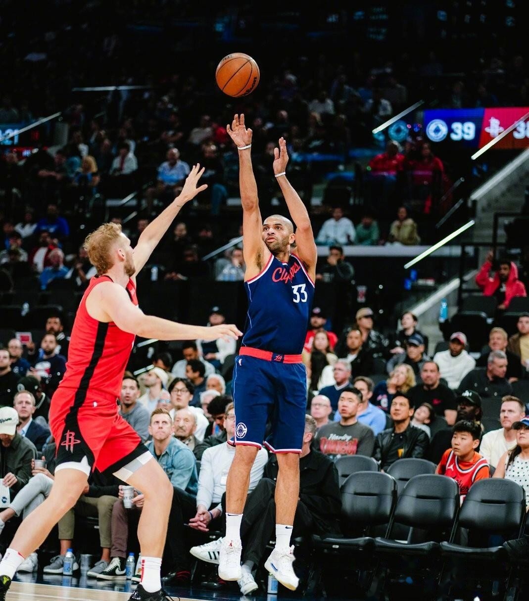 赛前体能课后，洛杉矶快船手感冰凉备战德国杯，态度坚定，轮换策略成焦点(宇航员登月后为什么不敢看地球)